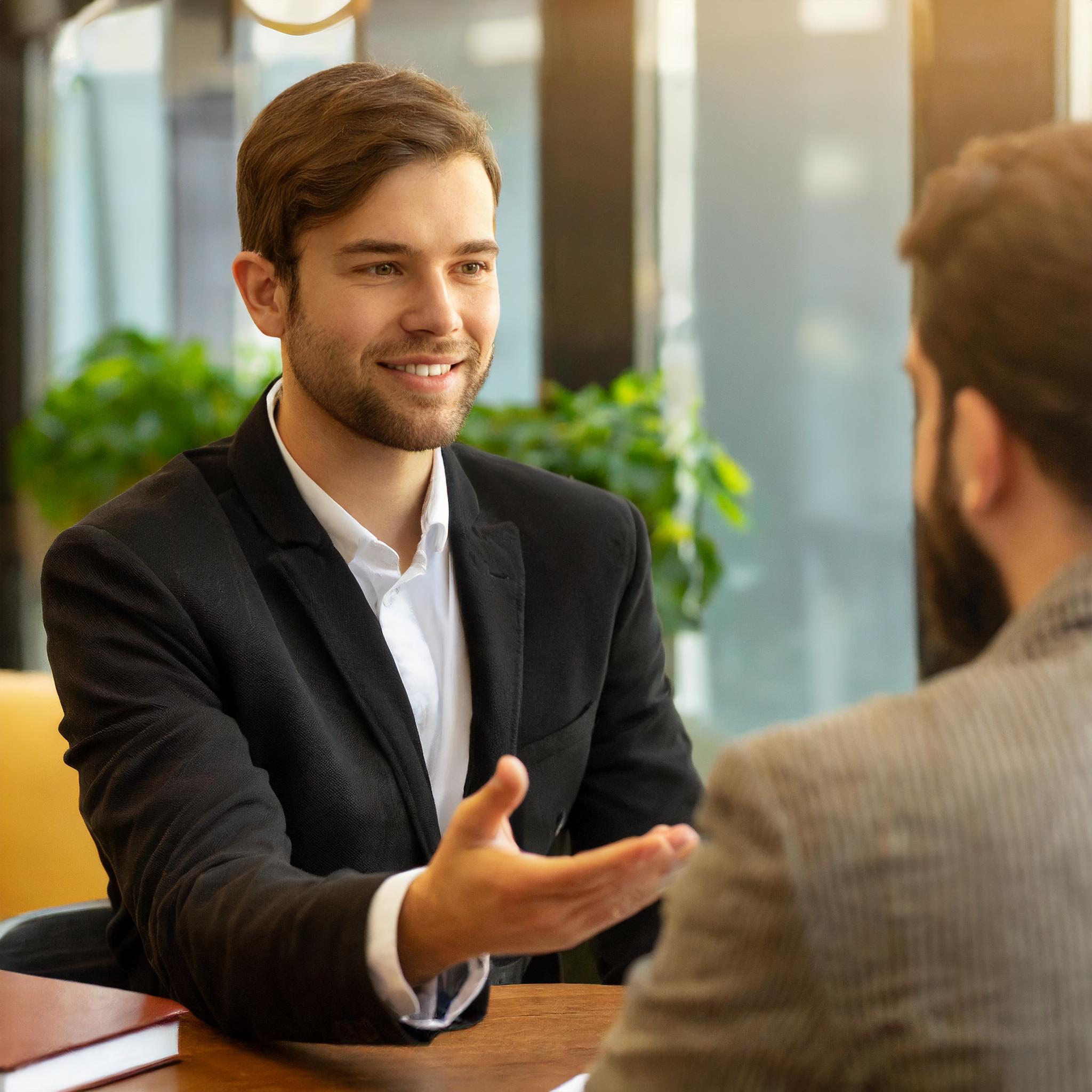 Steuerberater im Gespräch mit einem Kunden in einem eleganten Büro in Frankfurt am Main